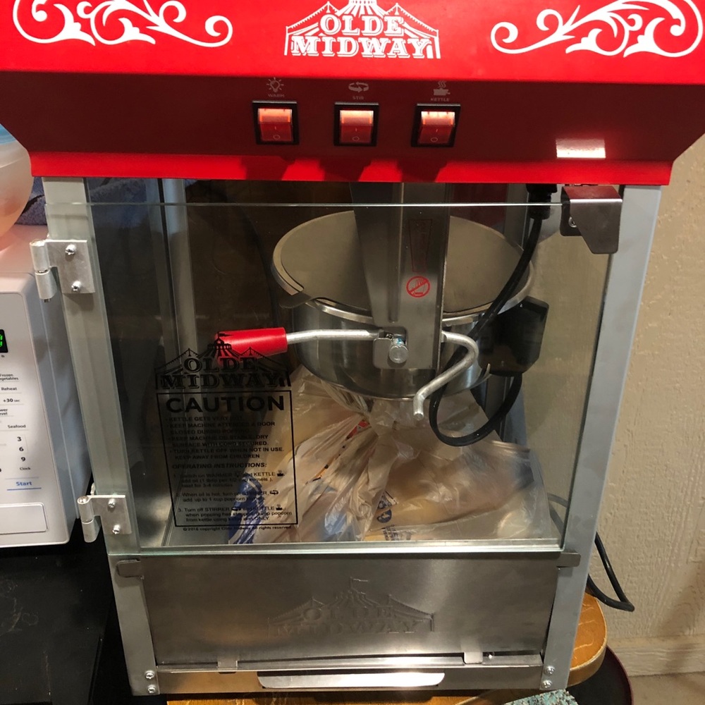 Olde Midway theatre style popcorn maker